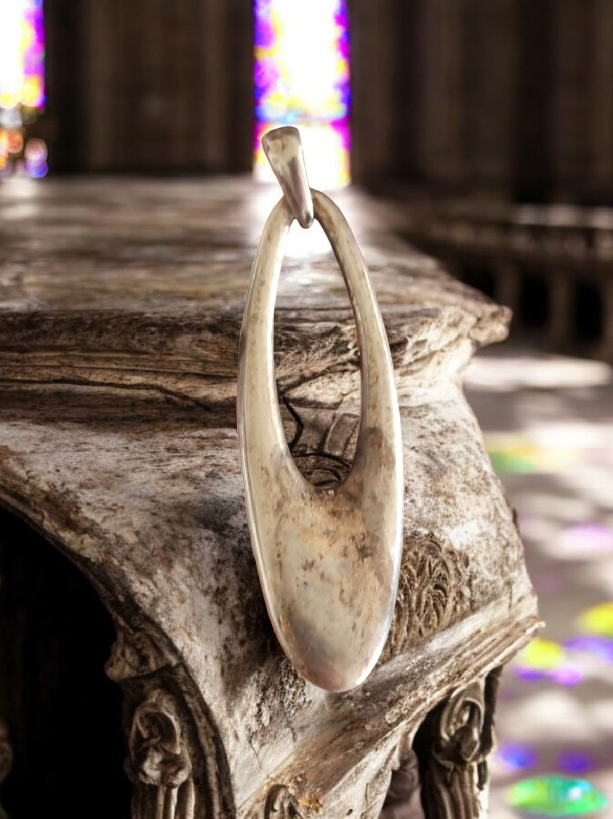 Pendentif vintage argent ciselé forme goutte, bijou rétro stylisé