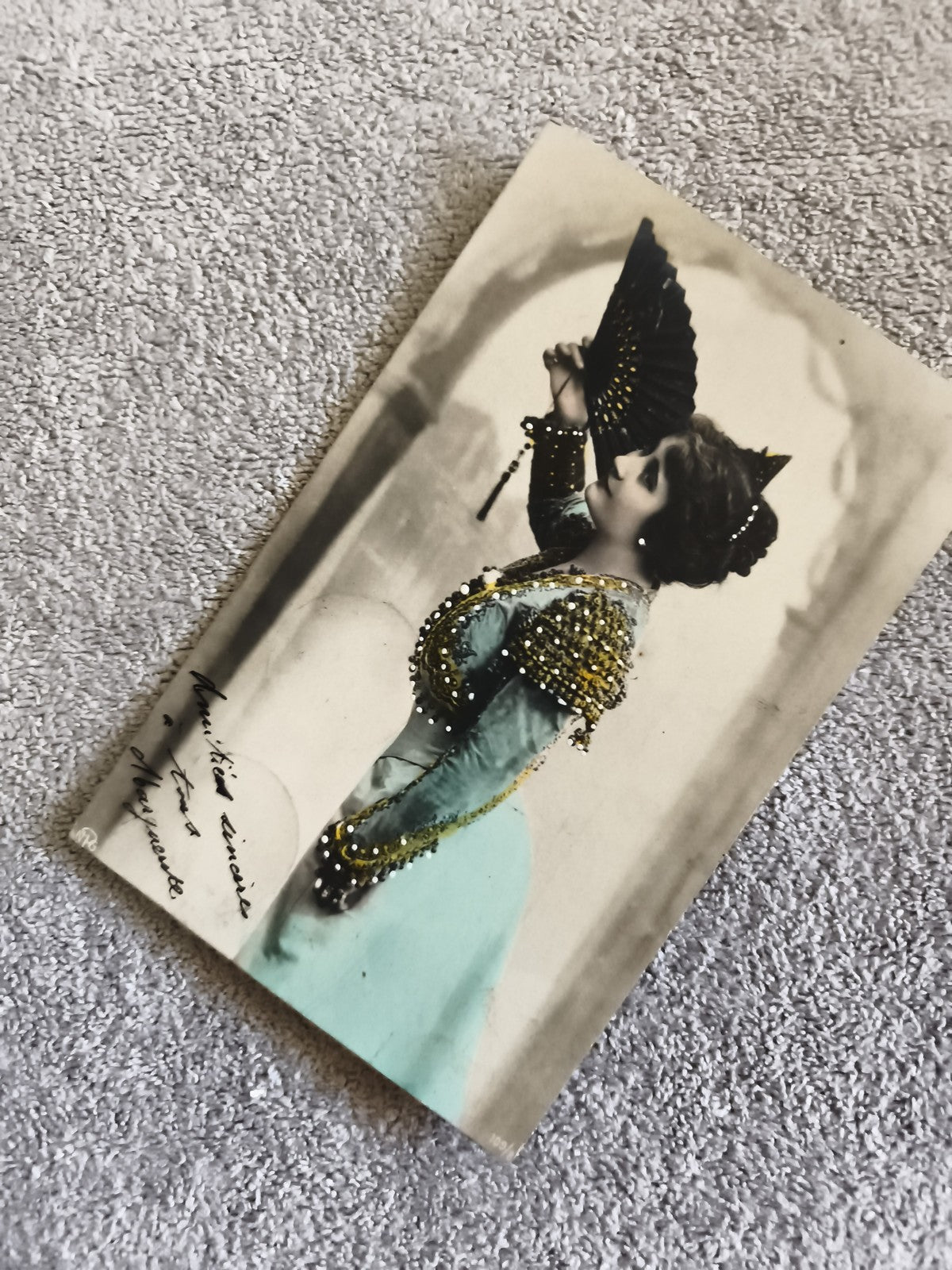 CPA femme espagnole éventail costume perles dorées carte postale début XXe