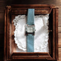 Montre Vintage Cuir Bleu Élégante - Histoire et Style Uniques