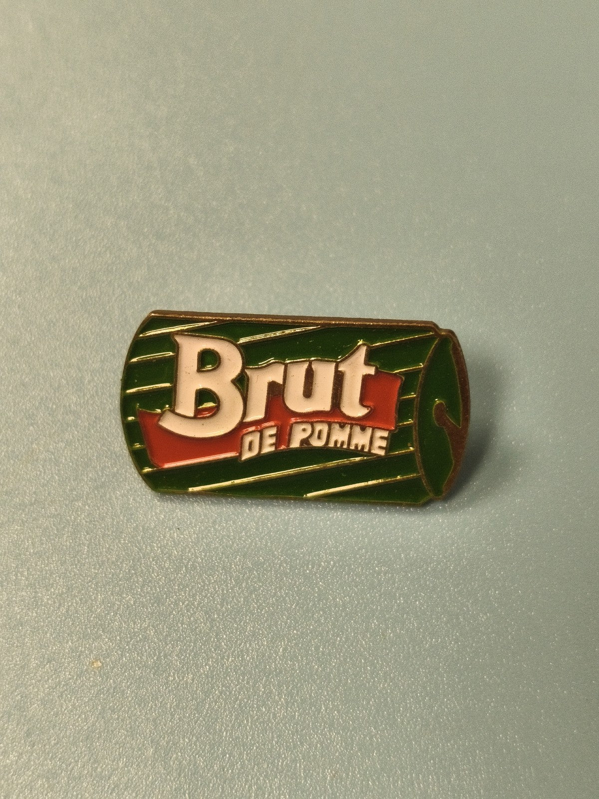 Vintage pin's Brut de pomme vert rouge boisson publicitaire collection