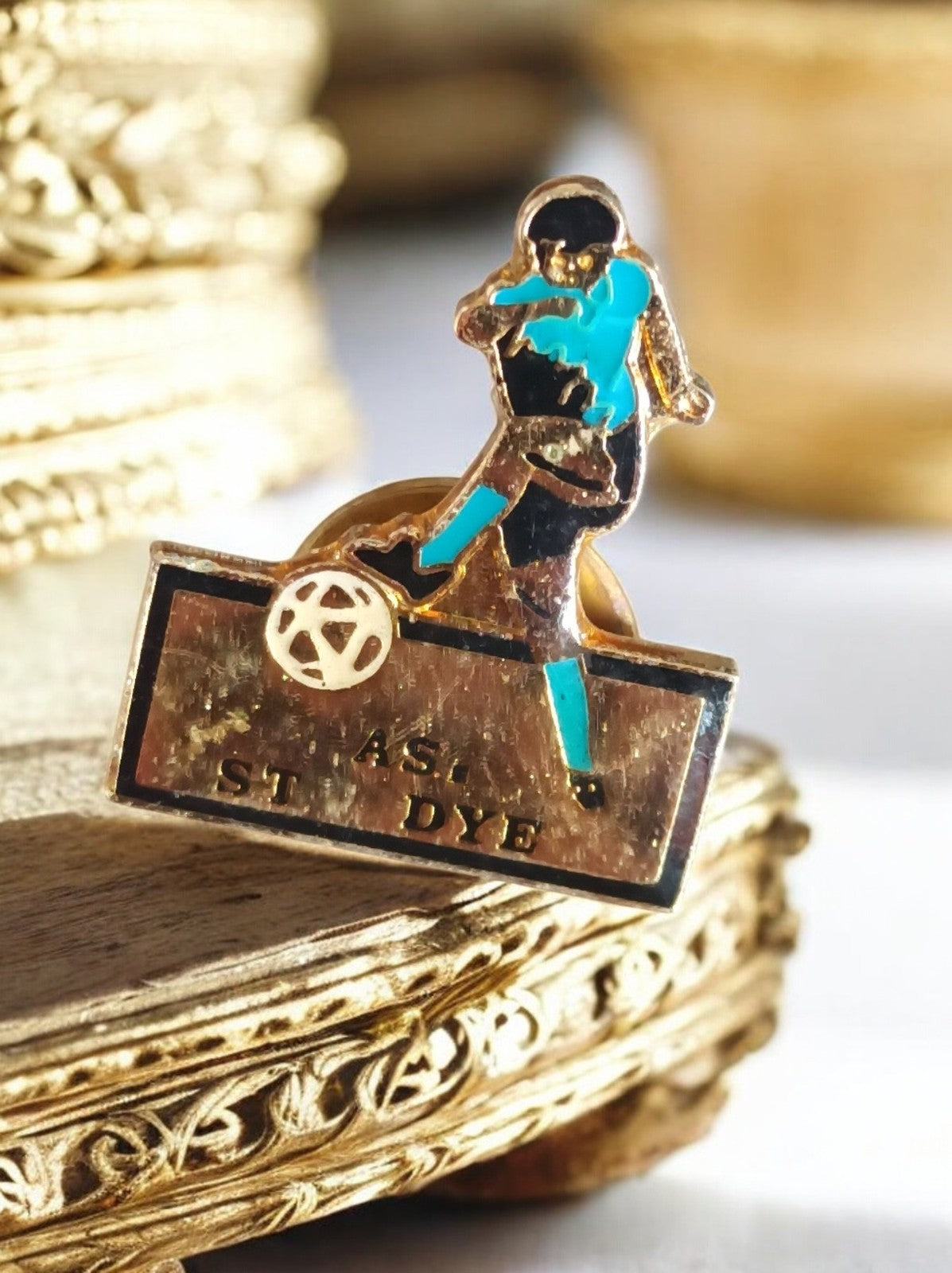 Pin's vintage football AS St Dyé joueur émaillé doré badge rétro soccer
