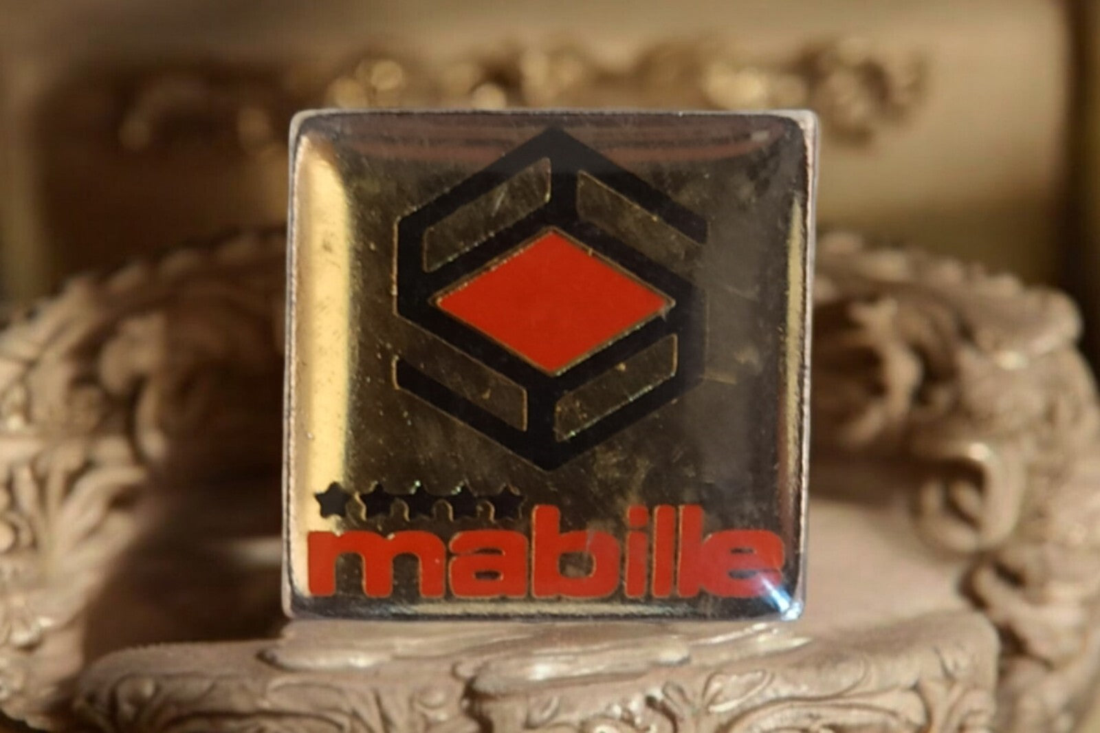 Pin's vintage carré Mabille logo rouge noir doré rétro accessoire badge