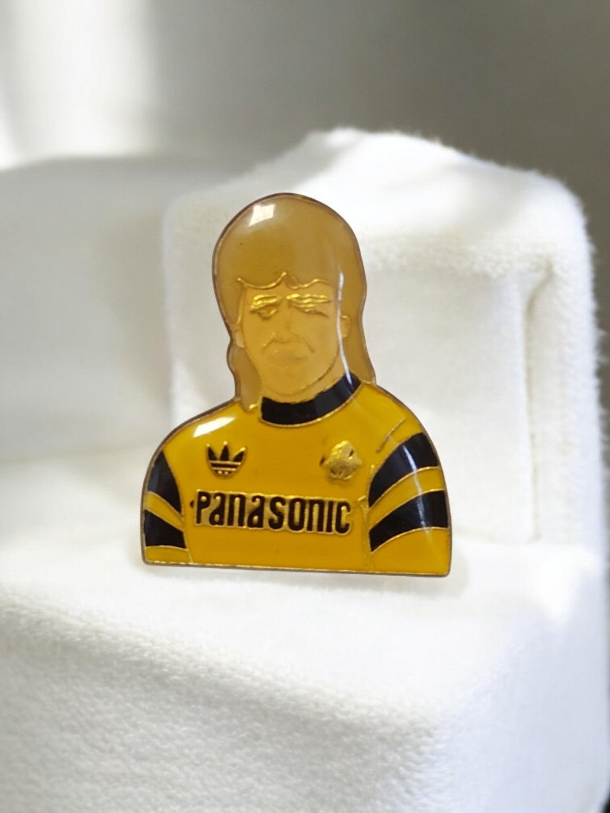Pin's vintage joueur OM Panasonic Adidas badge rétro football ancien