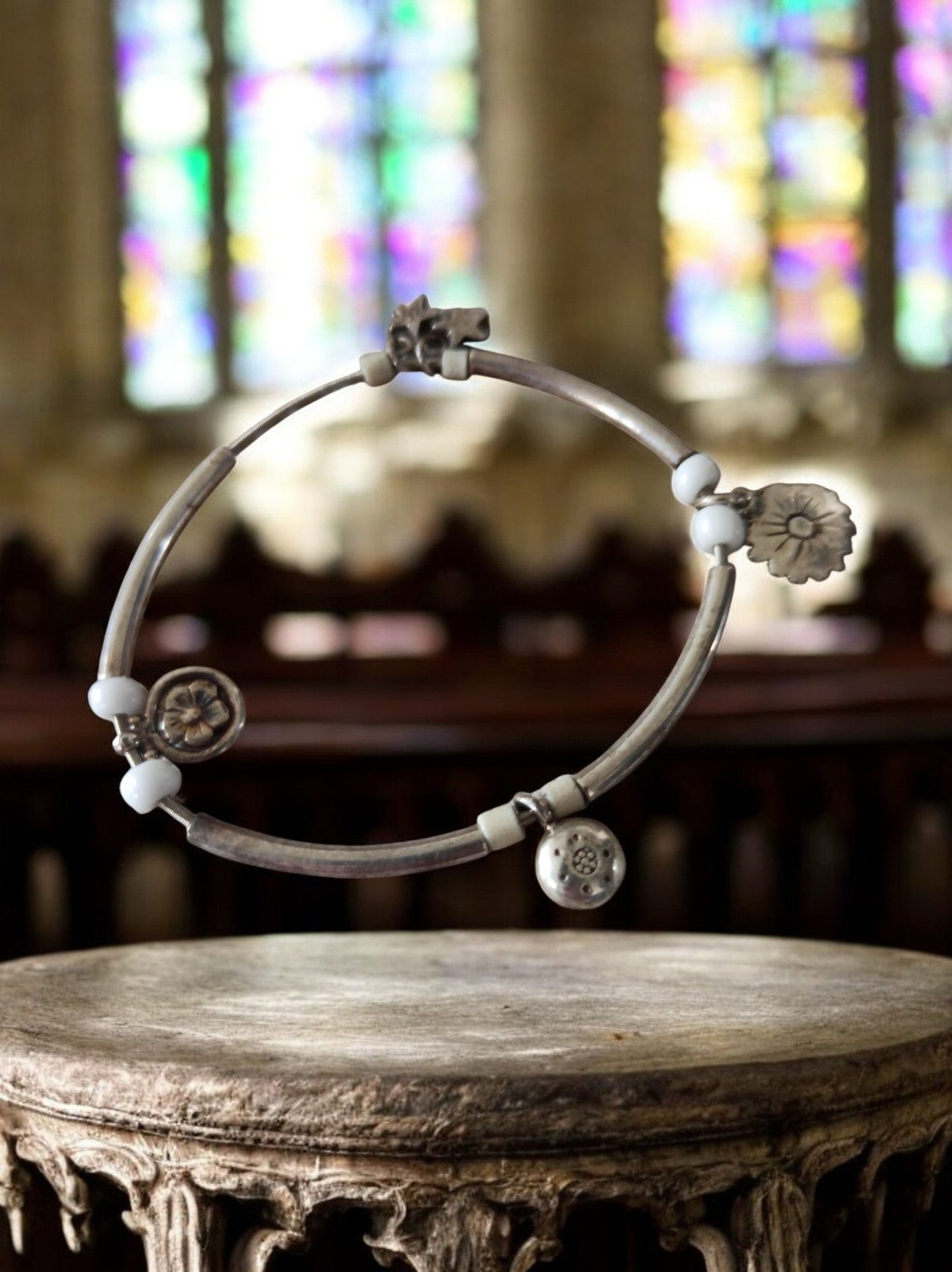 Bracelet fantaisie vintage charms fleurs perles blanches rétro