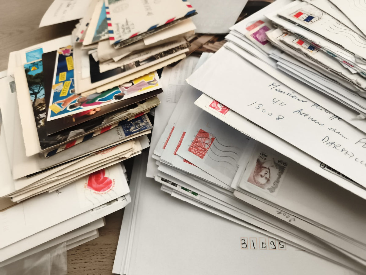 Lot lettres timbrées et cartes postales anciennes à trier philatélie vrac