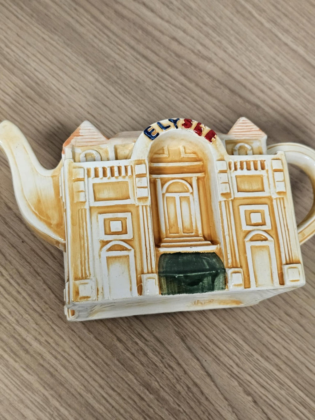 Théière vintage Elysée en faïence déco rétro bâtiment ancien France