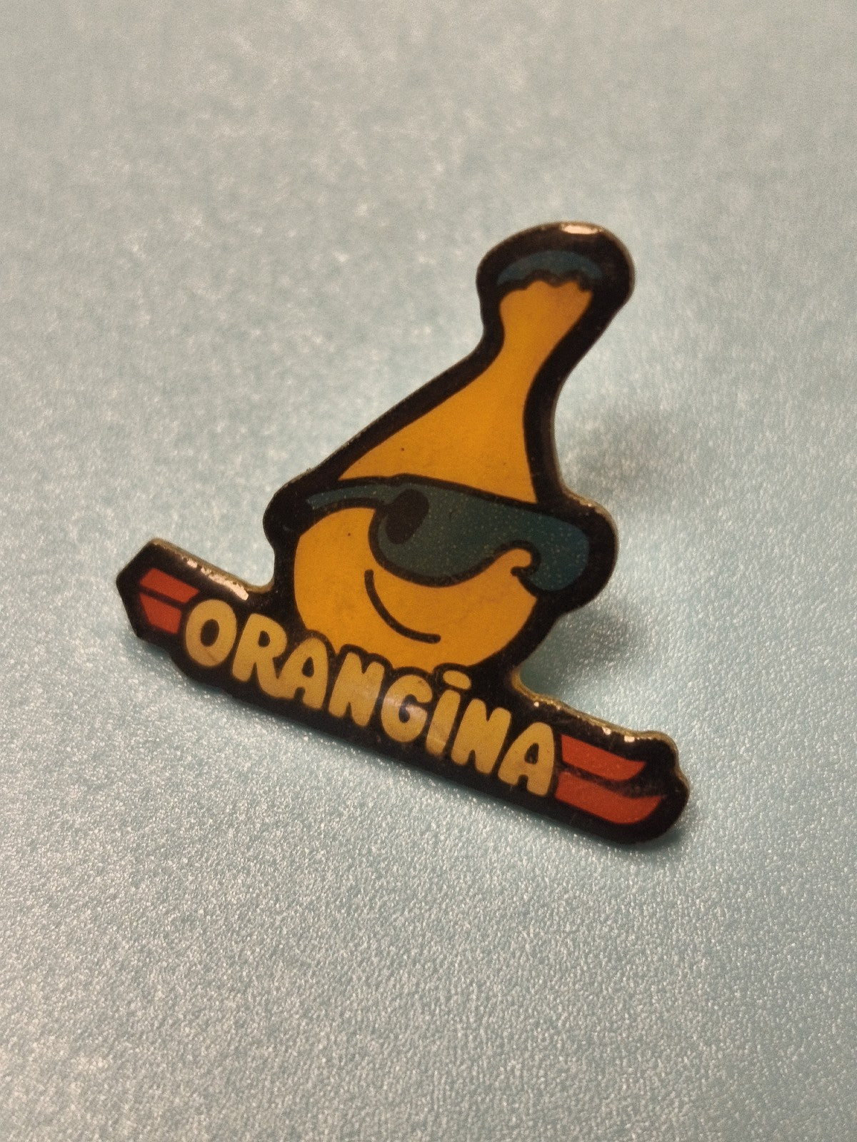 Pin's vintage Orangina mascotte bouteille lunettes rétro collection publicitaire