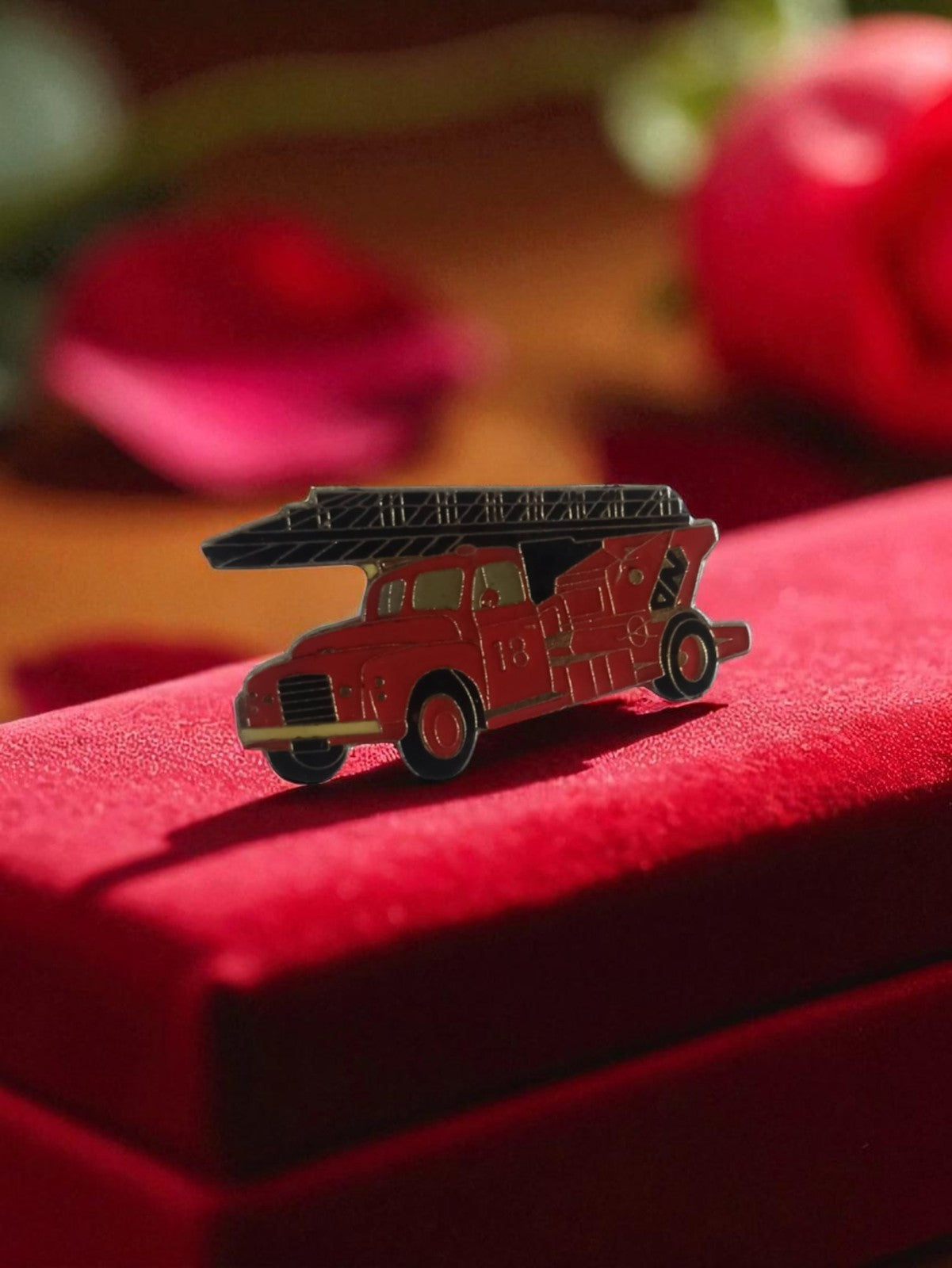 Pin's ancien camion de pompiers rouge vintage publicitaire rétro