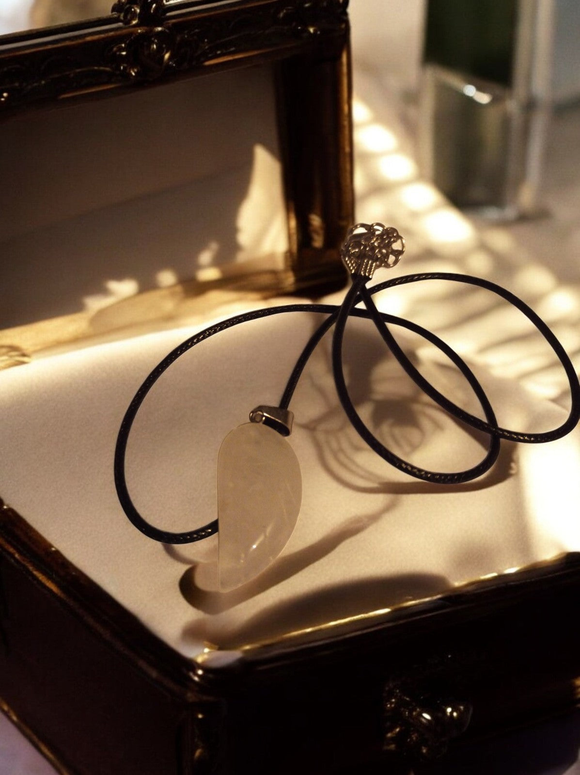 Collier pendentif pierre naturelle, cordon noir, style contemporain