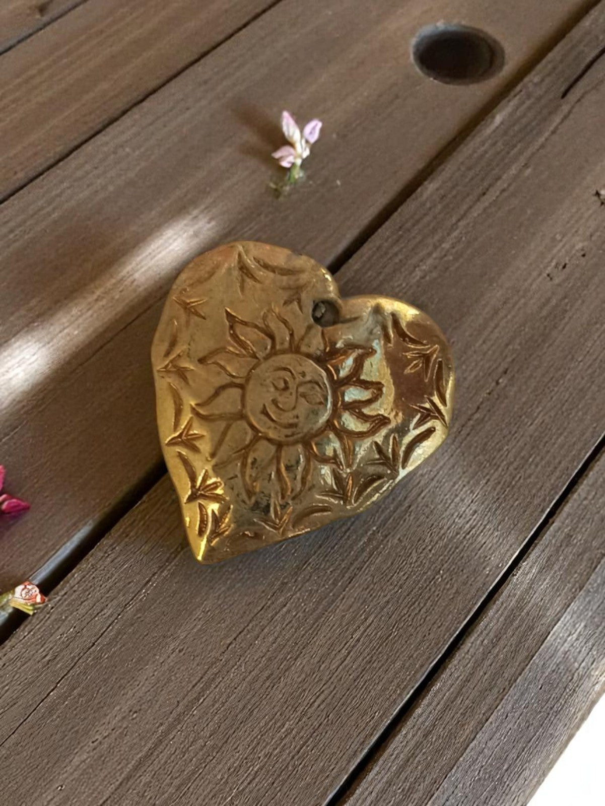 Pendentif cœur vintage métal doré soleil années 50, bijou ancien gravé