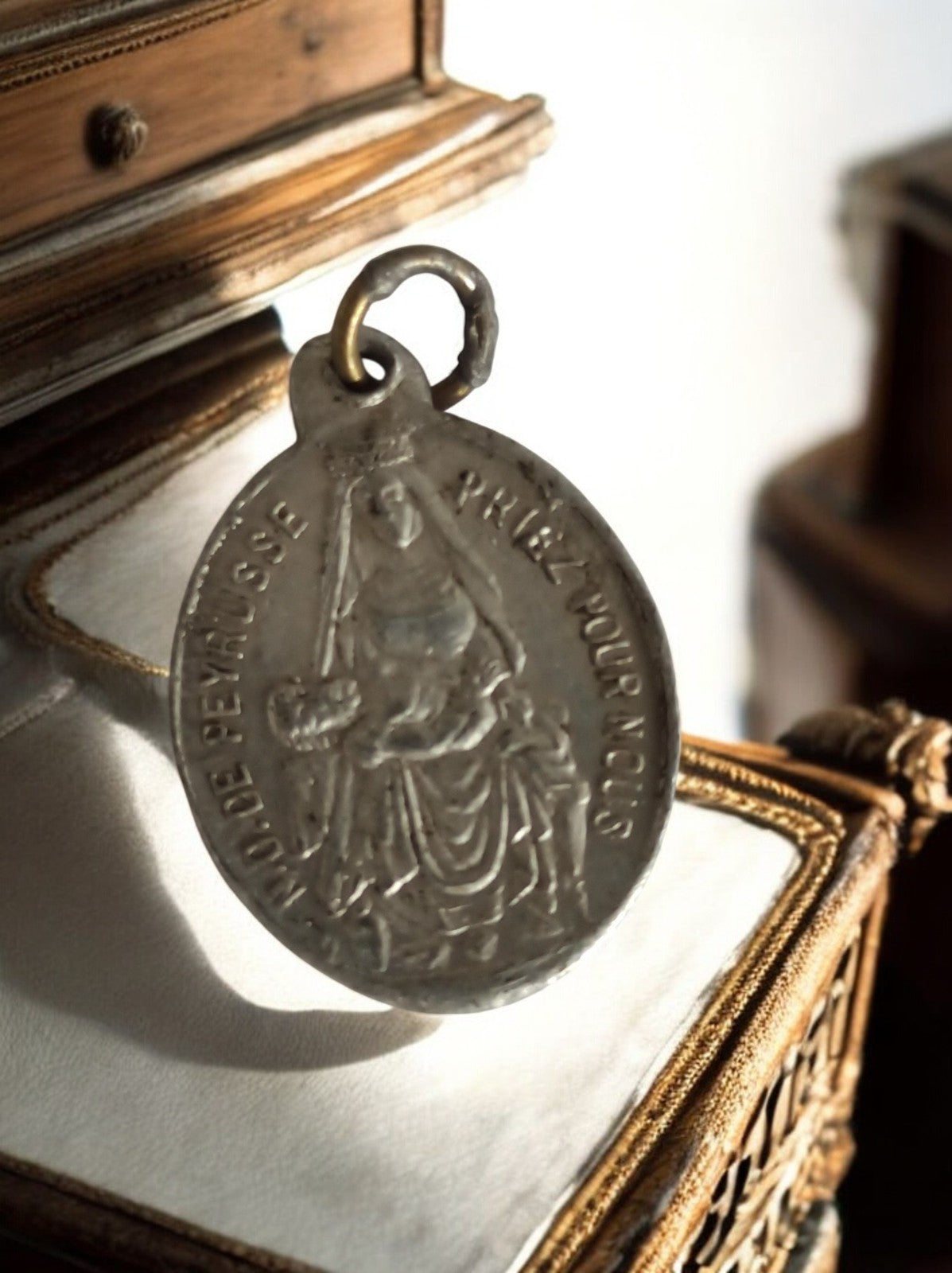 Pendentif religieux ancien ND de Peyrusse doré, médaille catholique vintage