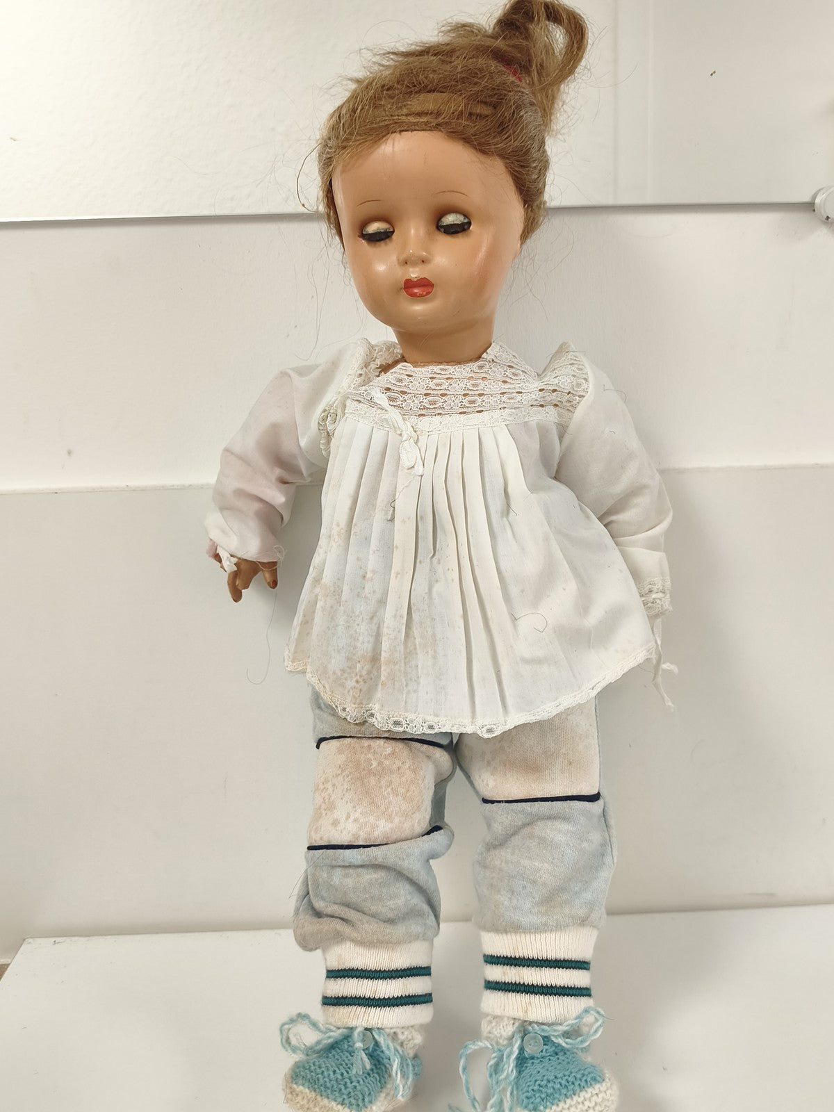 Poupée ancienne yeux dormeurs, tenue coton dentelle et chaussons tricot