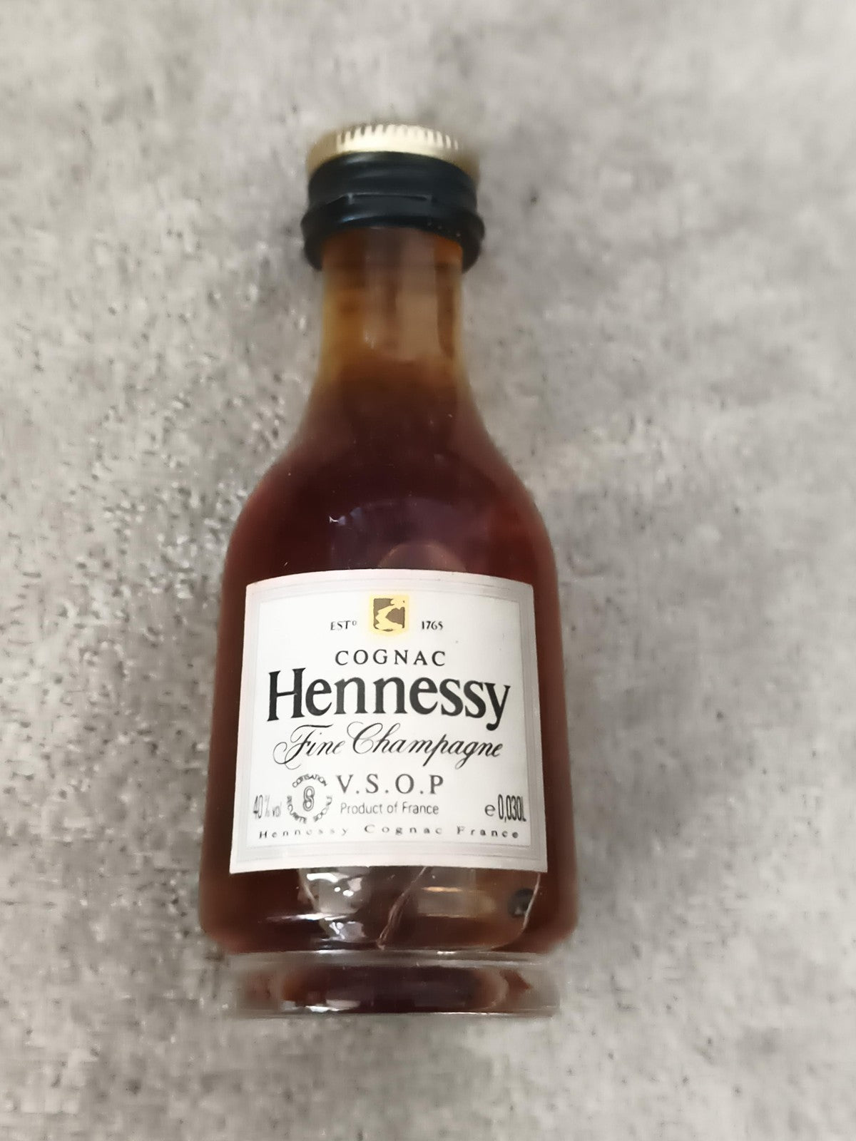 Miniature cognac Hennessy Fine Champagne VSOP bouteille partiellement remplie