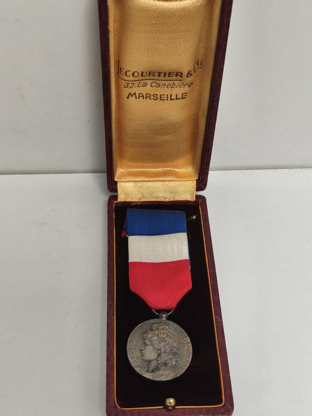 Médaille du travail ancienne en coffret Lecourtier Marseille ruban tricolore