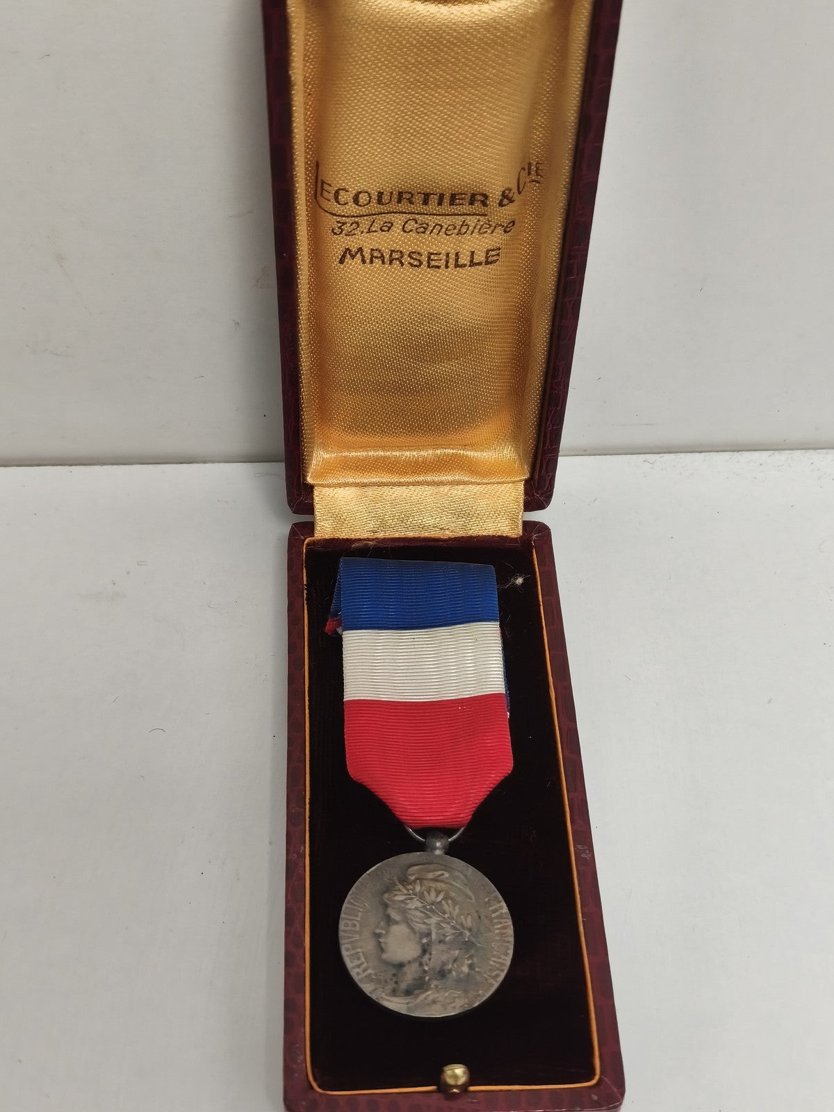 Médaille du travail ancienne en coffret Lecourtier Marseille ruban tricolore