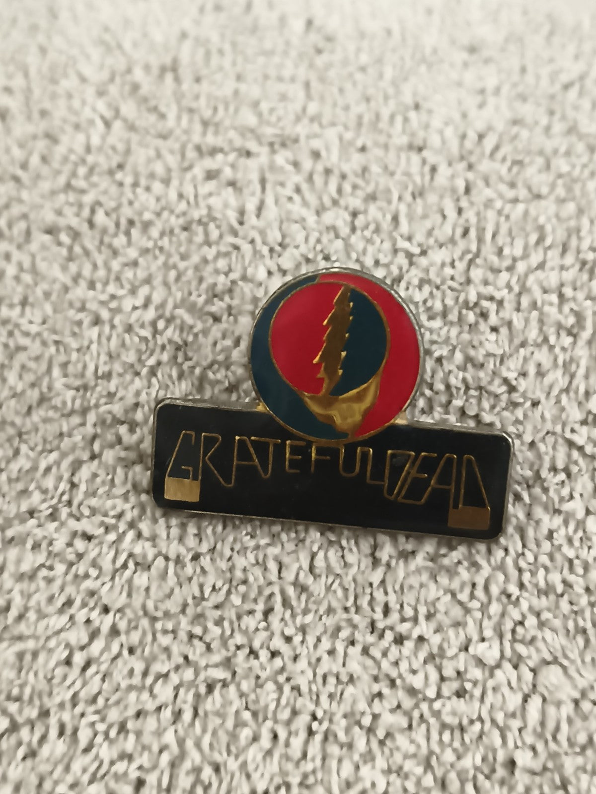Pin's vintage Grateful Dead logo émaillé noir rouge bleu rock années 80-90