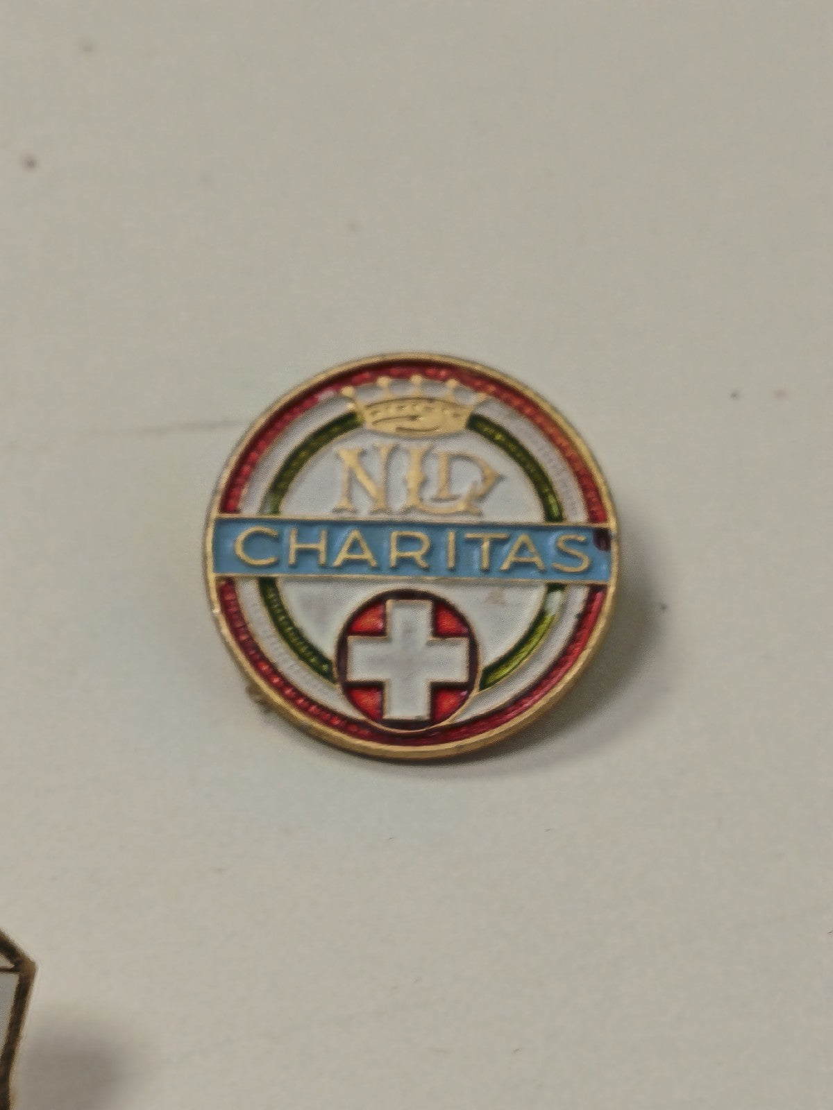 Pin's ancien rétro Charitas ? badge vintage de collection pour amateurs d?objets
