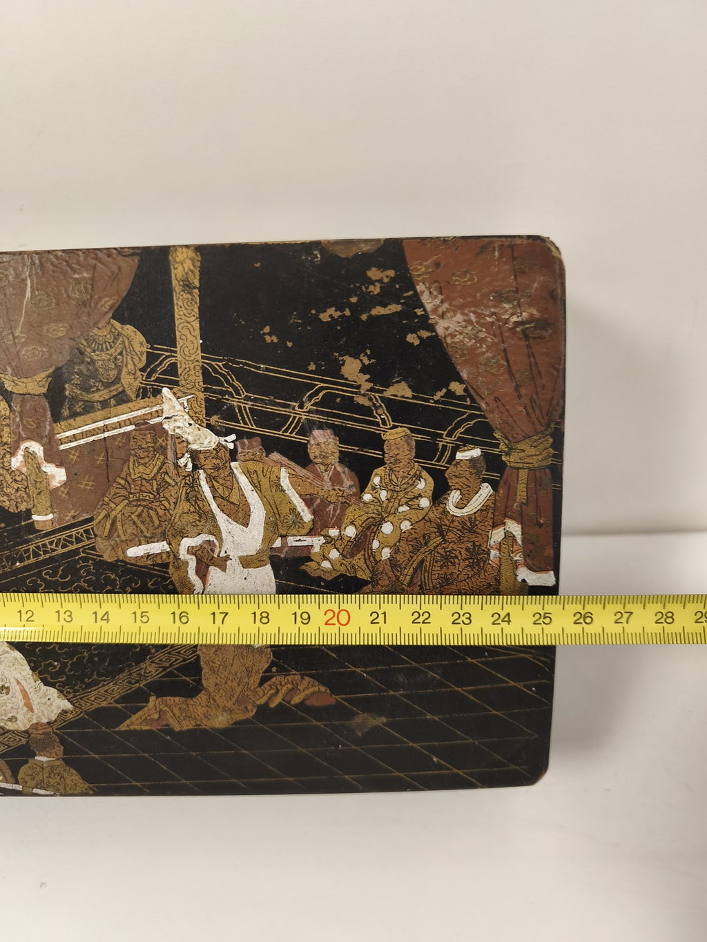 Boîte carton bouilli laqué noir, scène de cour orientale, XIXe siècle