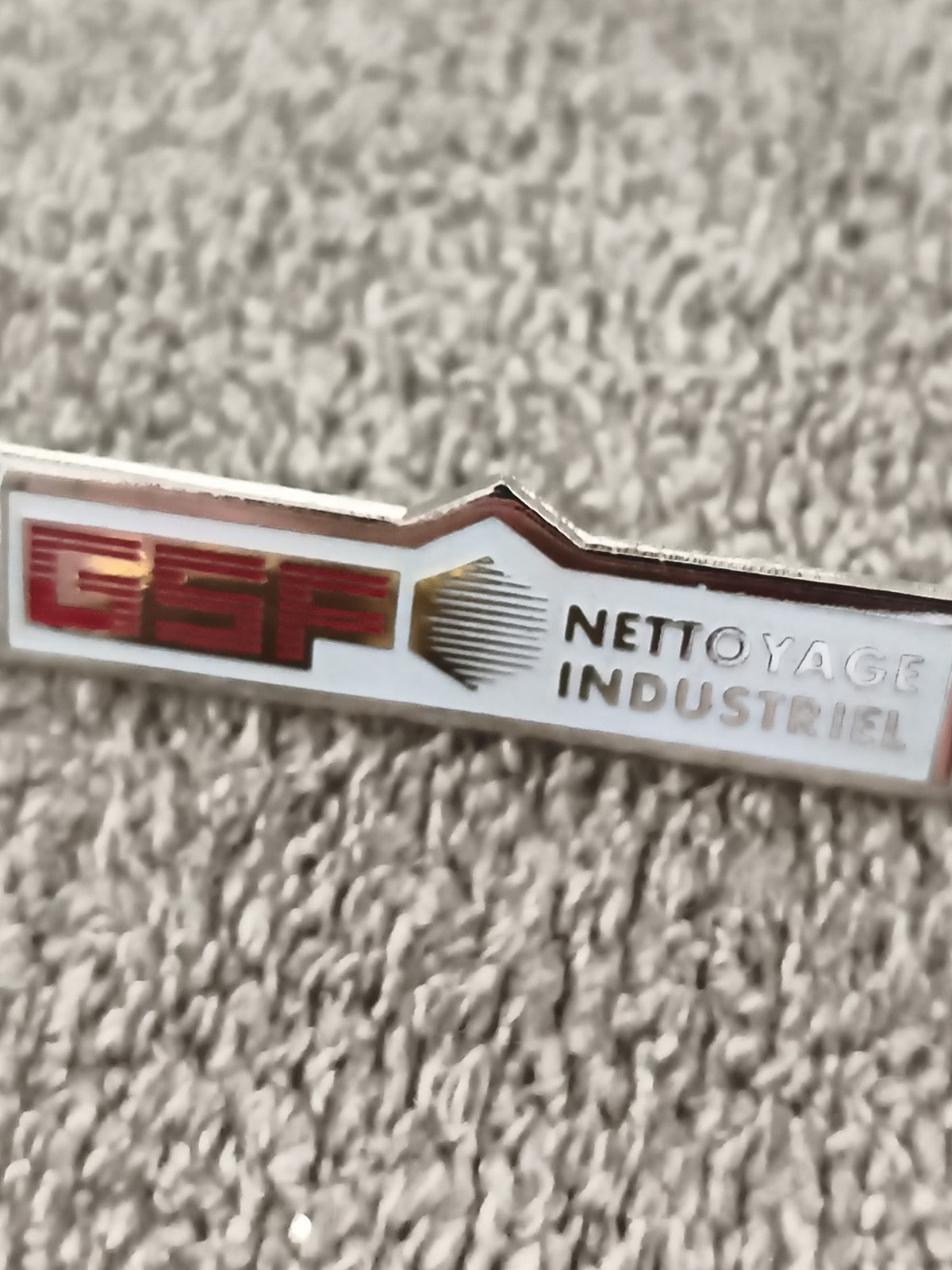 Pin's GSF Nettoyage Industriel vintage, logo publicitaire, badge ancien (Ref 4)