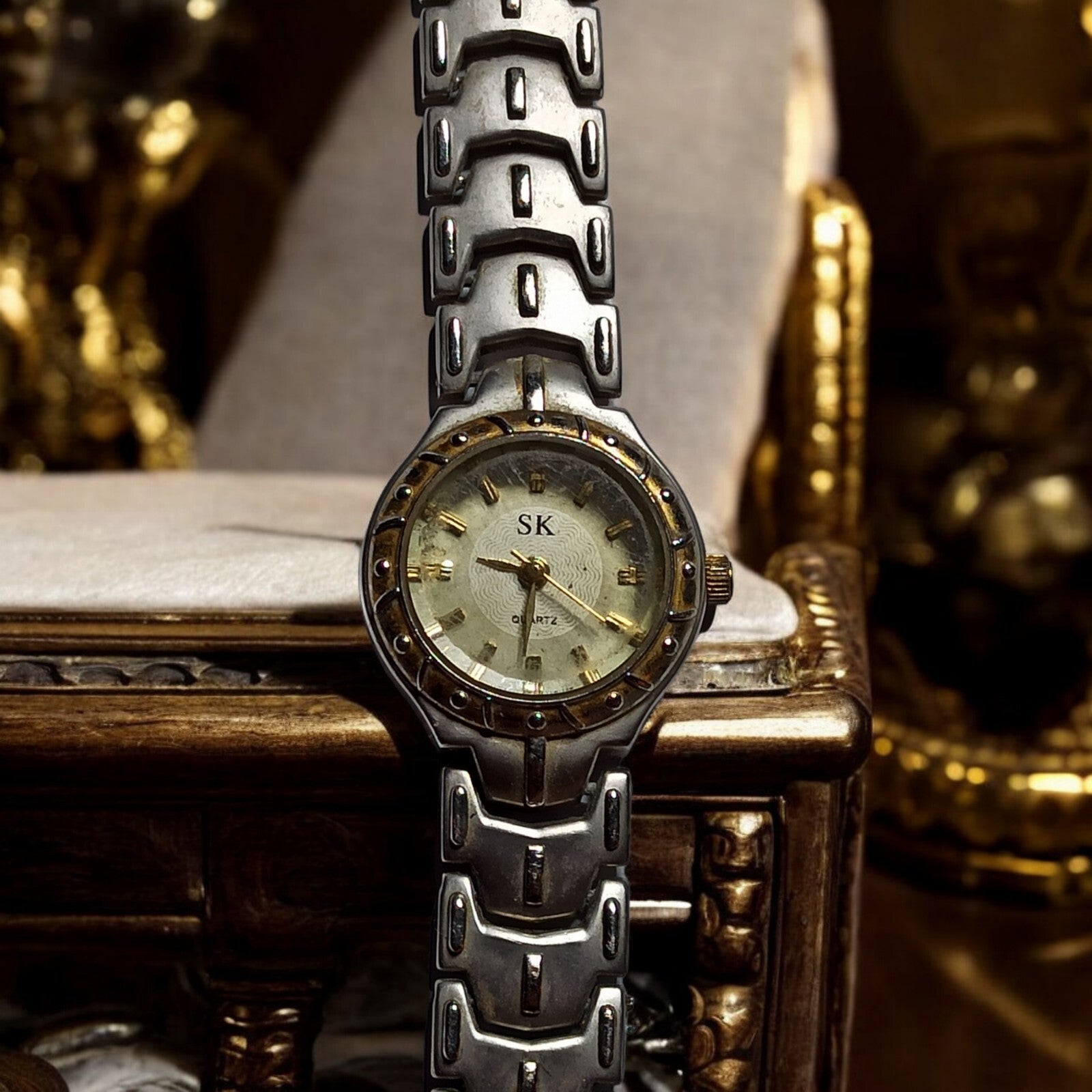 Montre femme SK vintage rétro, bracelet argenté, cadran doré élégant
