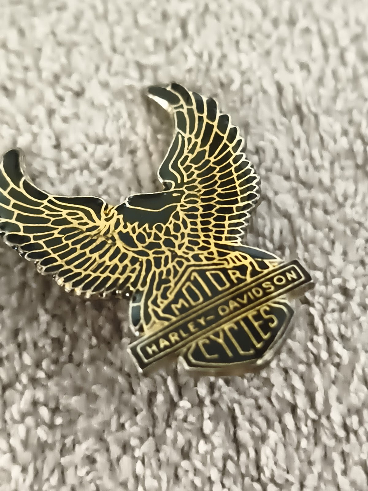 Pin's vintage Harley-Davidson aigle émaillé noir doré badge moto (Ref 3)