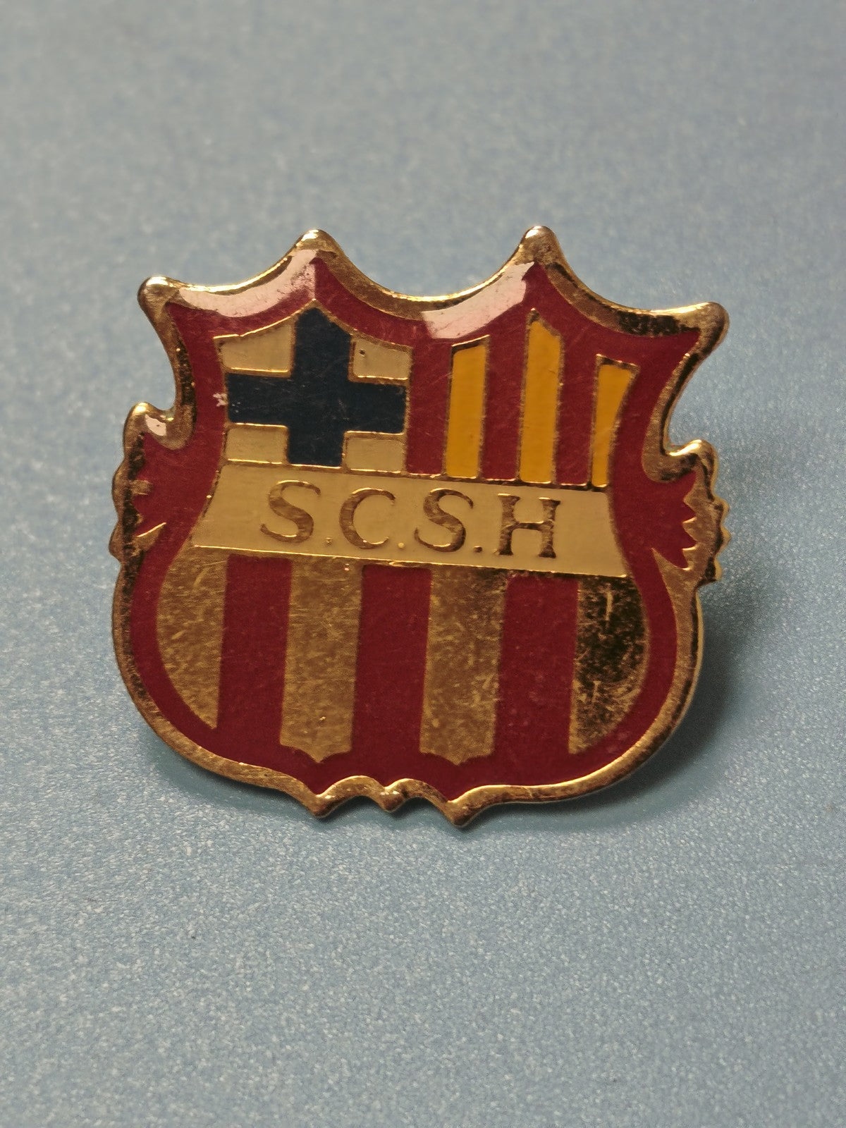 Pin's vintage SCSH blason émaillé rouge jaune collection badge ancien