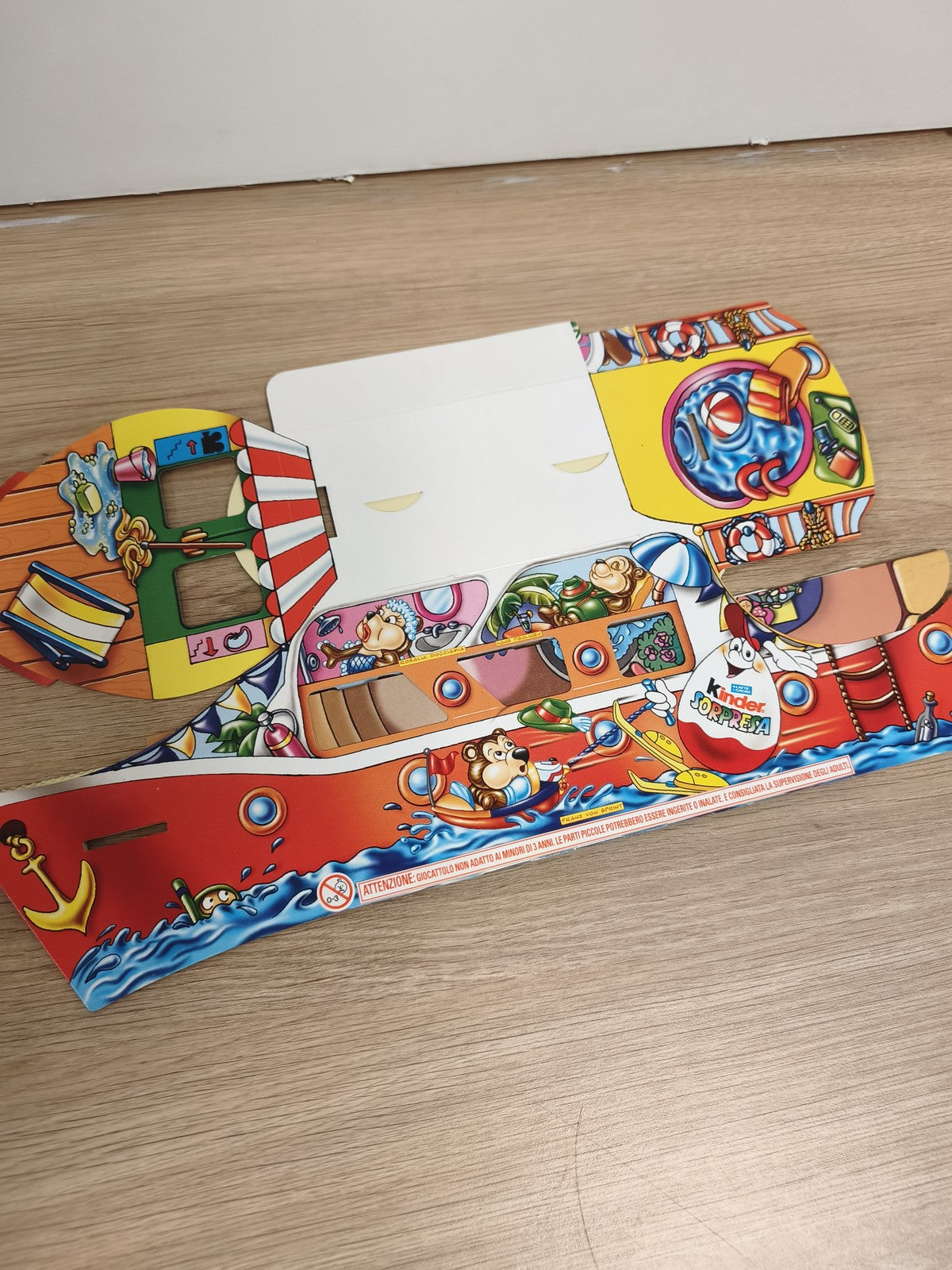 Ancien présentoir Kinder Surprise bateau carton décor coloré jouets collection