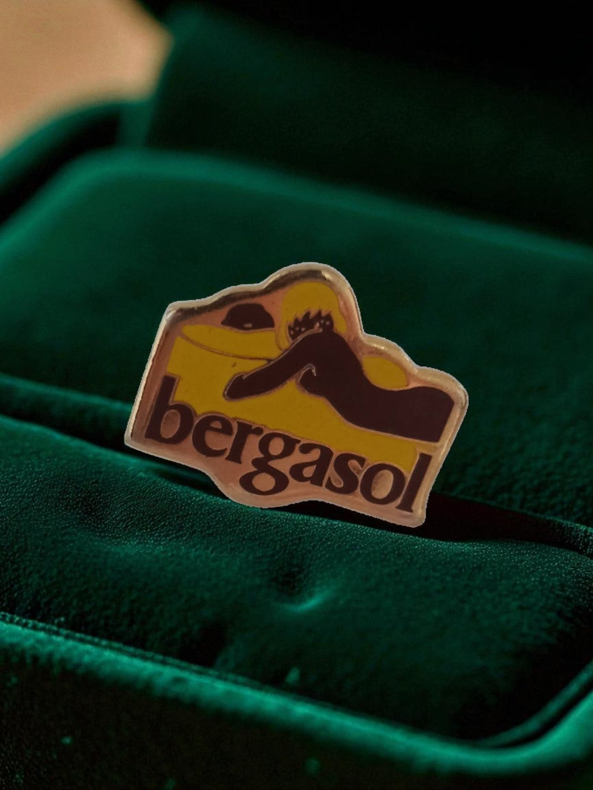 Pin's publicitaire Bergasol vintage années 80 rétro logo émaillé