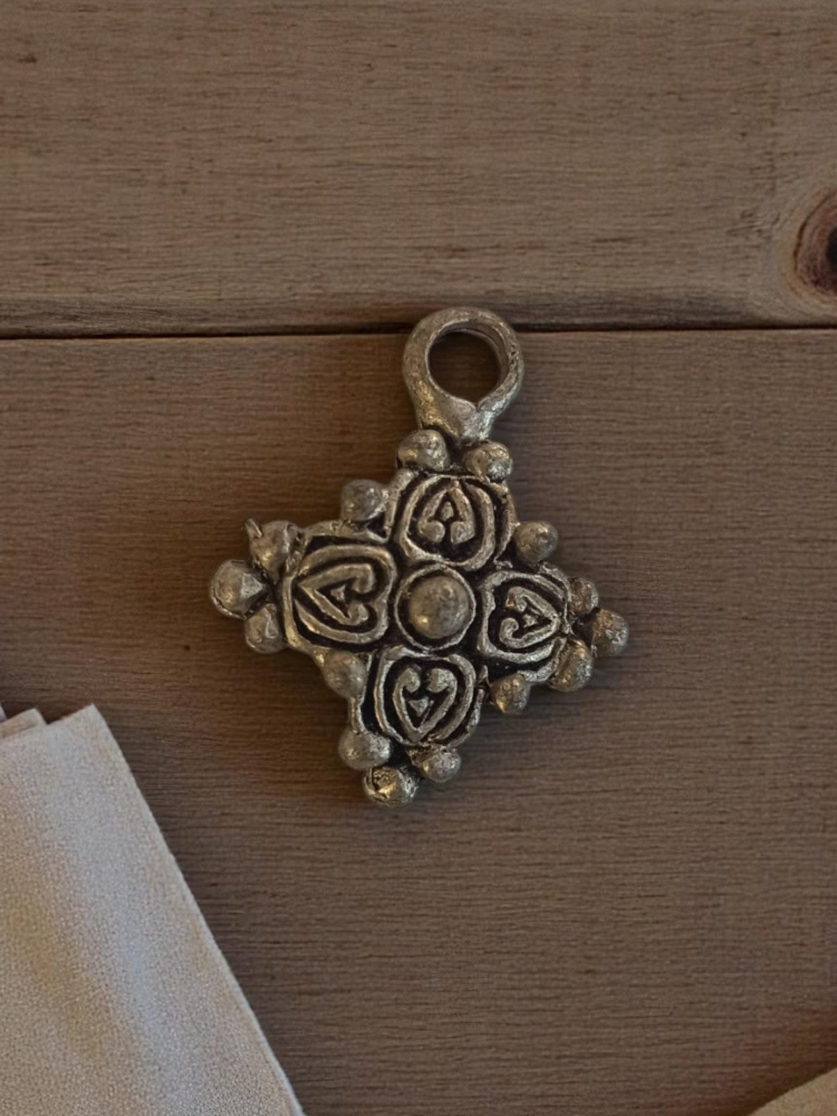 Pendentif vintage métal argenté motif croix 1950, bijou ancien deadstock