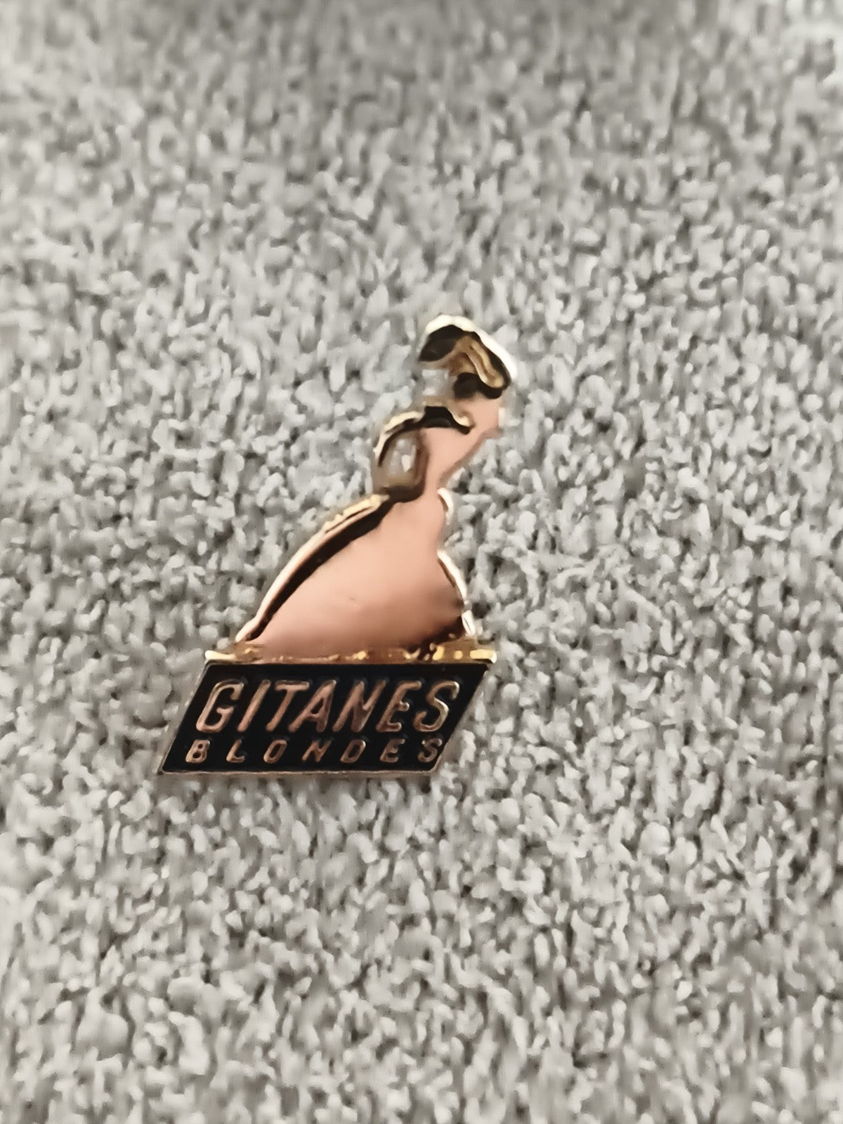 Pin's publicitaire Gitanes Blondes vintage, silhouette femme, badge ancien (Ref