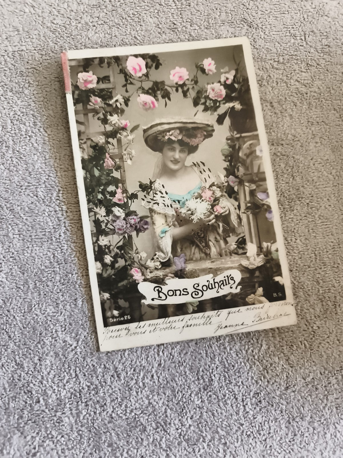 Carte postale Bons Souhaits fleurie femme chapeau CPA début XXe Série 26