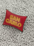Pin's vintage SAN CARLO rouge jaune logo rétro années 90 (Ref 7)