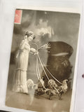 Carte postale ancienne Joyeuses Pâques femme rubans poules coqs CPA vintage