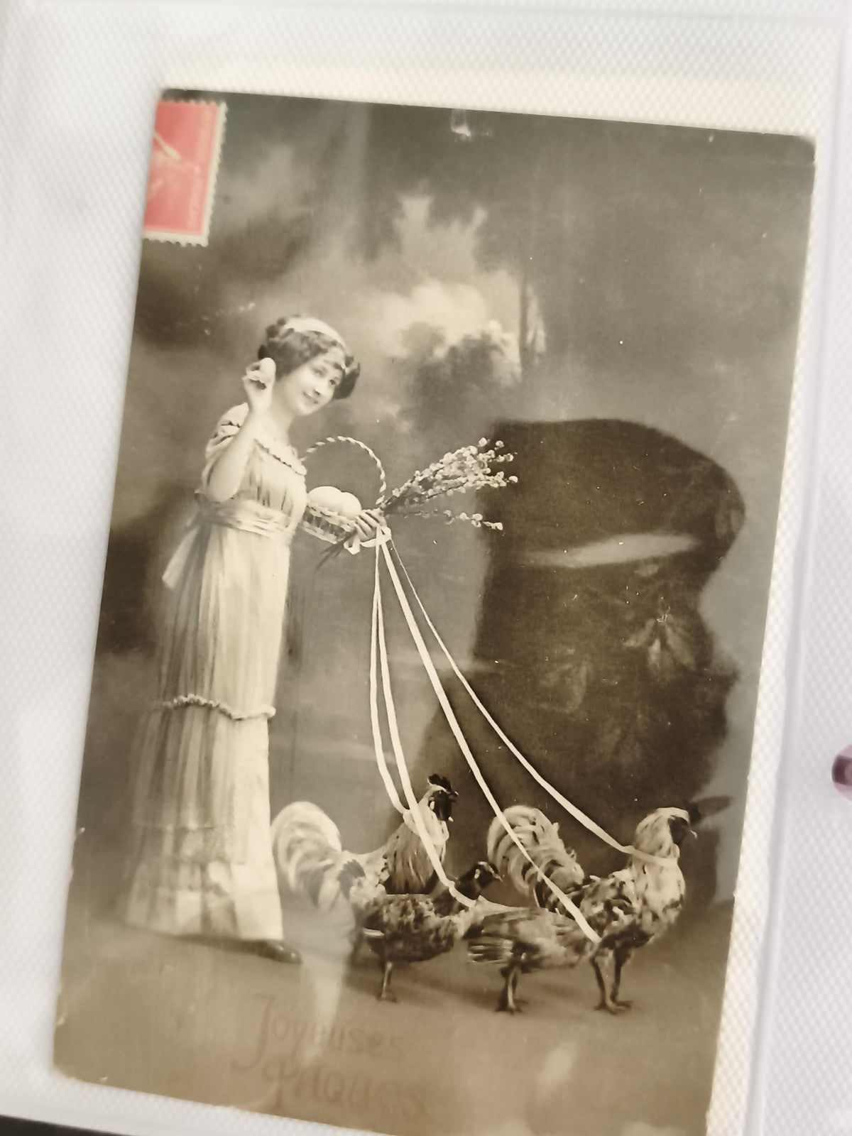 Carte postale ancienne Joyeuses Pâques femme rubans poules coqs CPA vintage