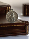 Médaille religieuse catholique Vierge du Carmel pendentif rond