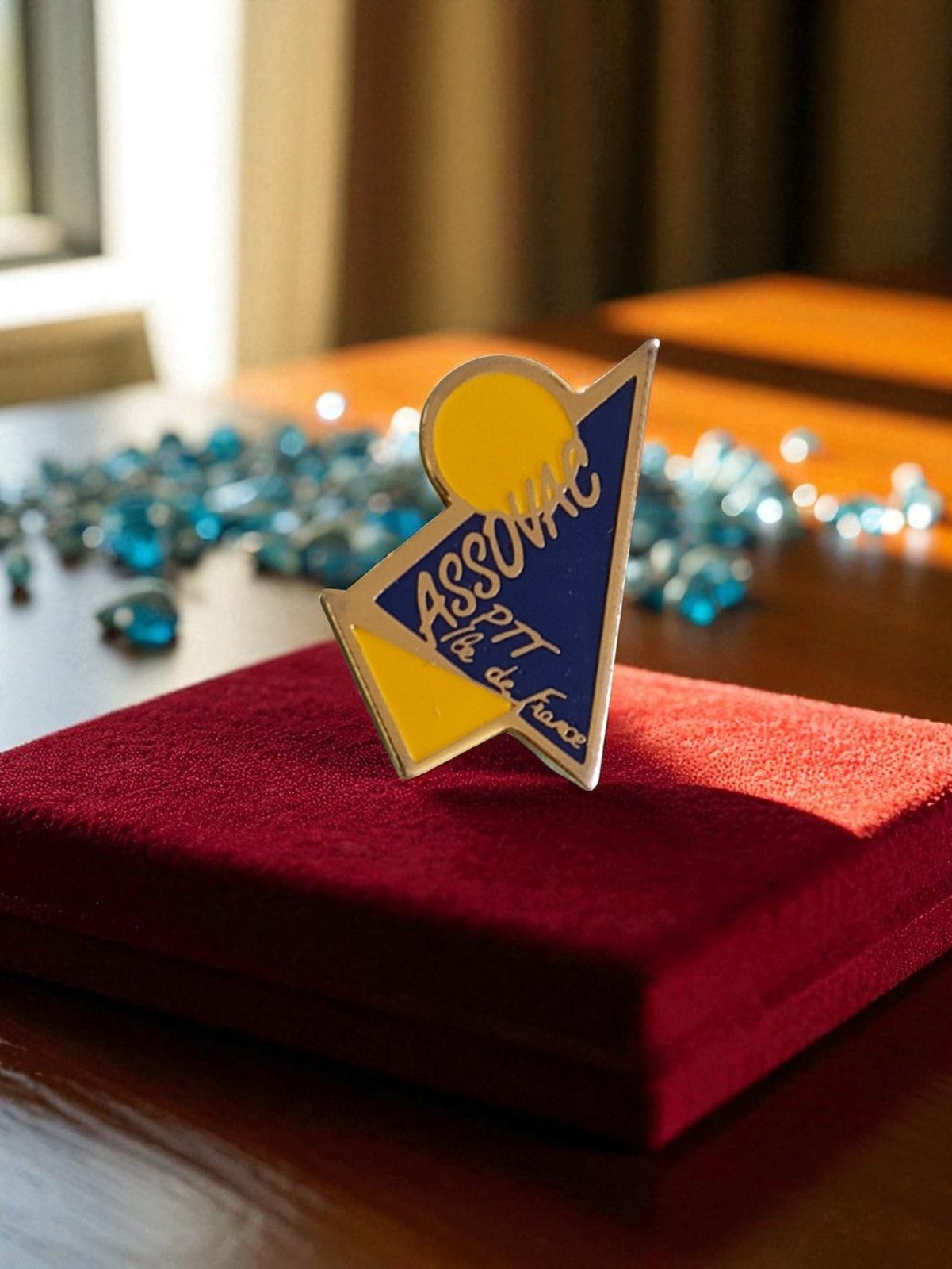 Pin's ASSOVAC PTT Métal Émaillé Vintage Années 80 Bleu Jaune