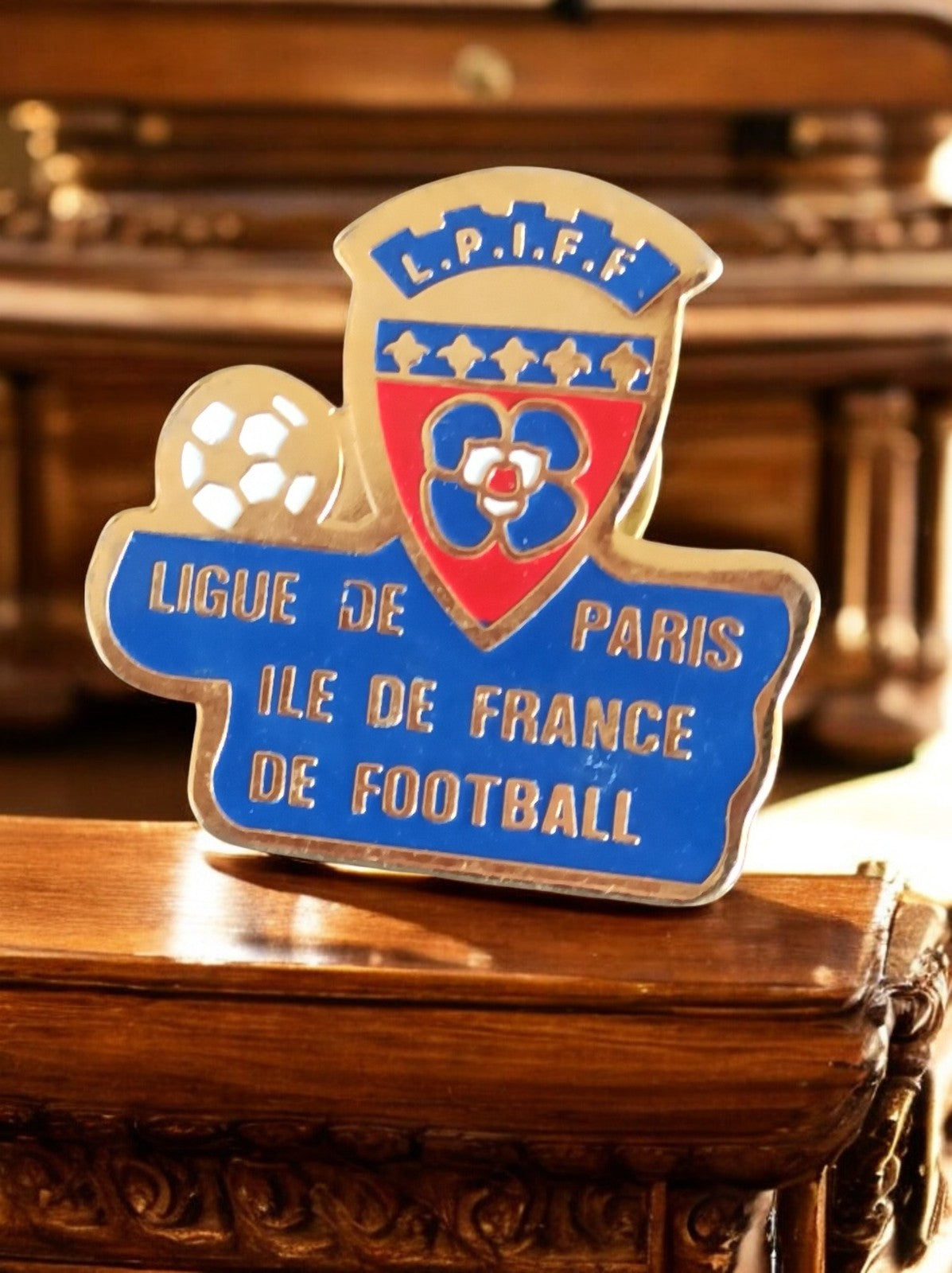 Pin's football LPIFF Ligue Paris Ile de France vintage bleu or blason