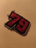 Écusson ancien brodé chiffre 79 rouge style vintage badge patch textile