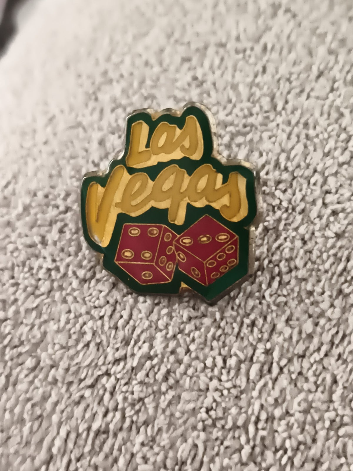 Pin's vintage Las Vegas dés rouges, style années 90, badge casino (Ref 8)