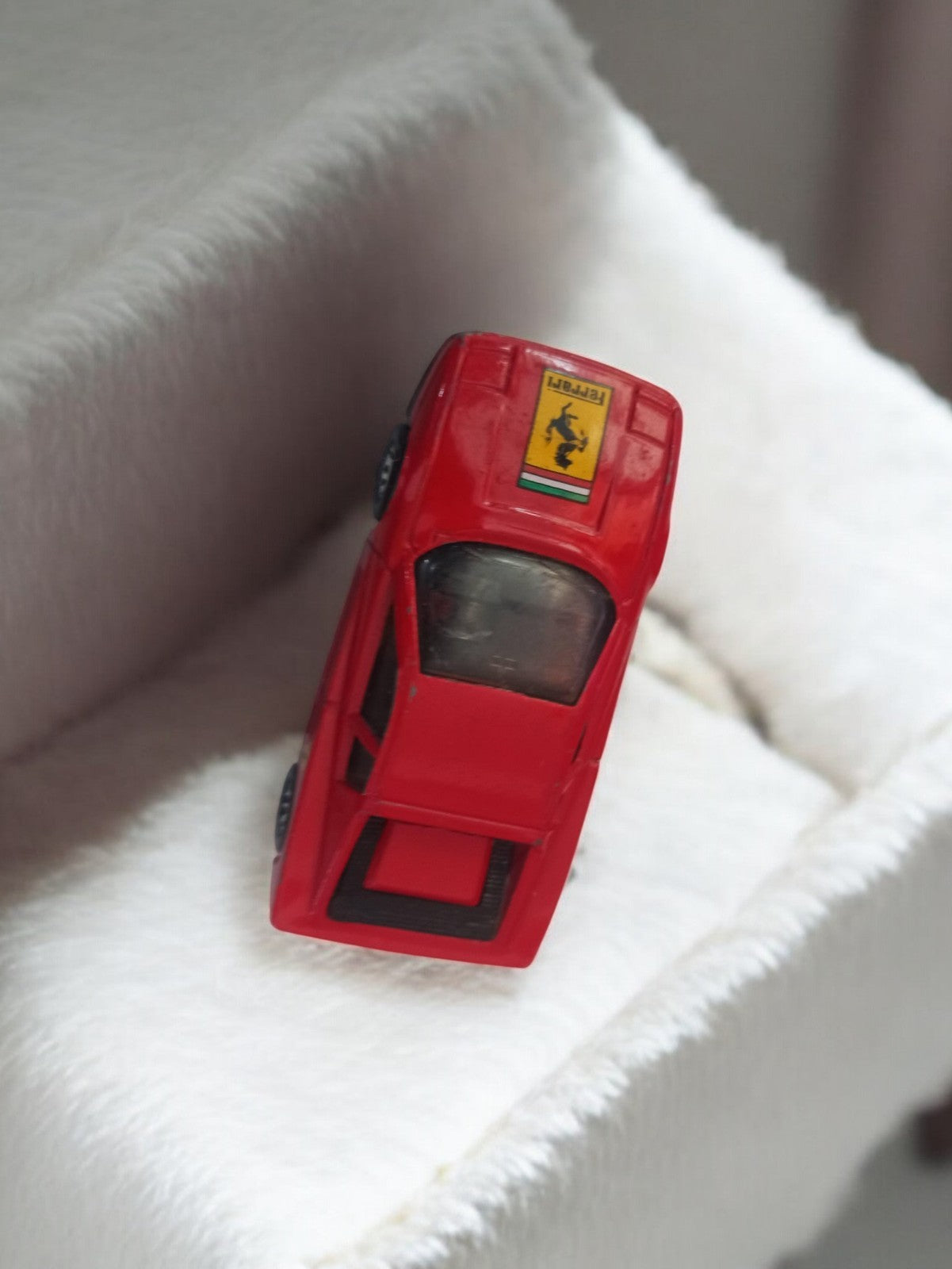 Voiture miniature Ferrari rouge vintage, jouet ancien rétro collection