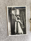 CPA photo ancienne fillette horloge robe Studio Paris début XXe déco