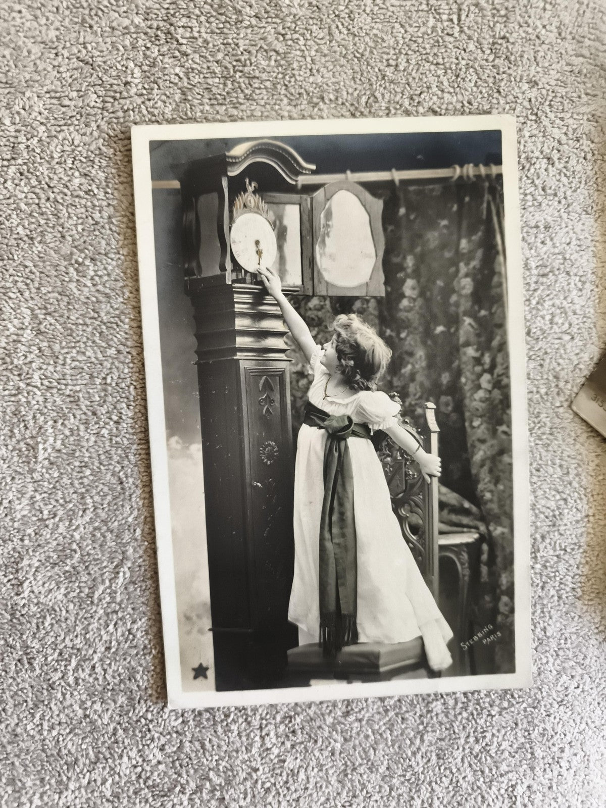 CPA photo ancienne fillette horloge robe Studio Paris début XXe déco