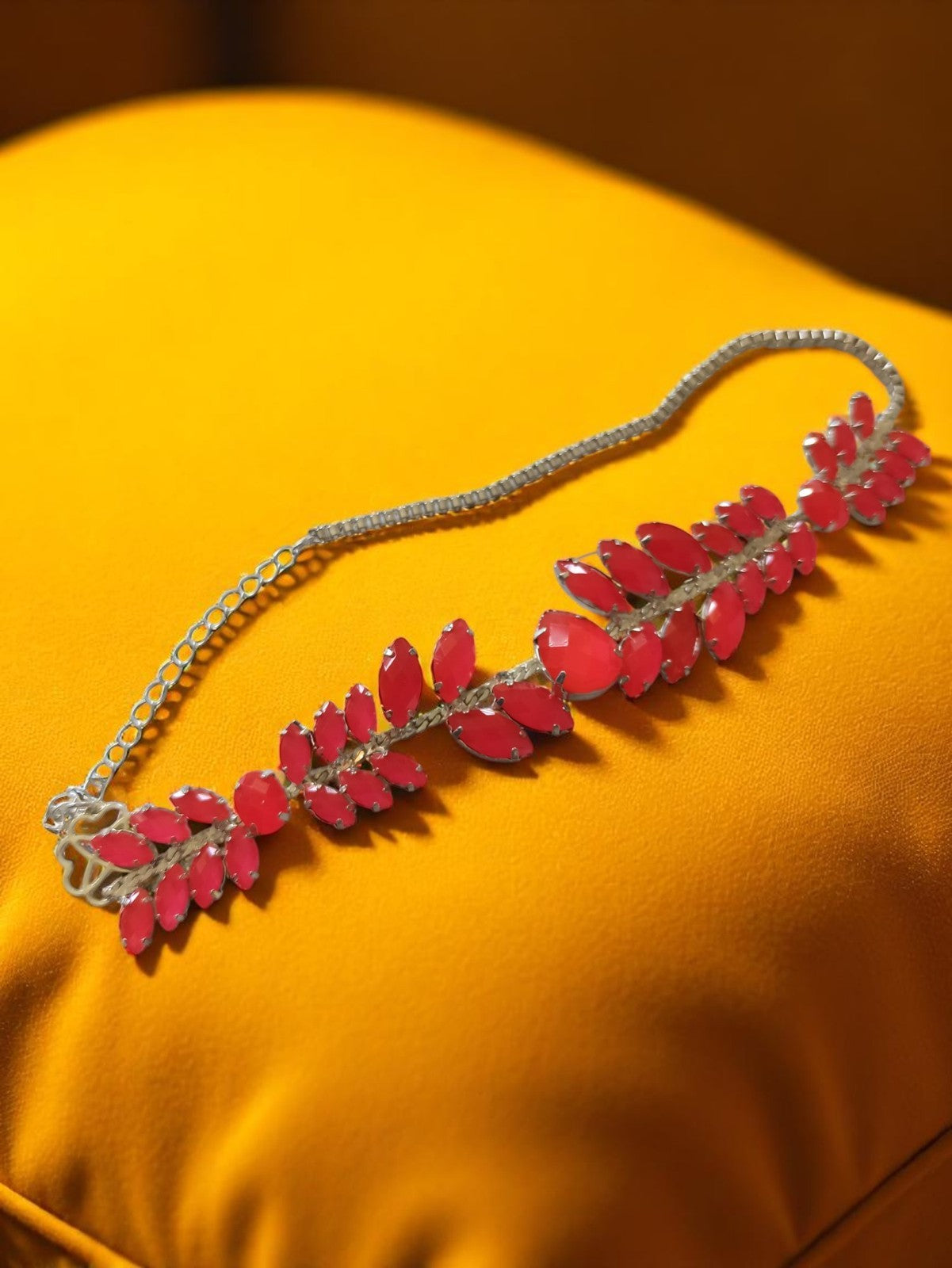 Collier vintage fantaisie métal chaîne argentée et pierres rose rétro