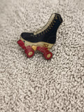 Pin's patin à roulettes vintage émaillé bleu rouge rétro années 80 (Ref 6)