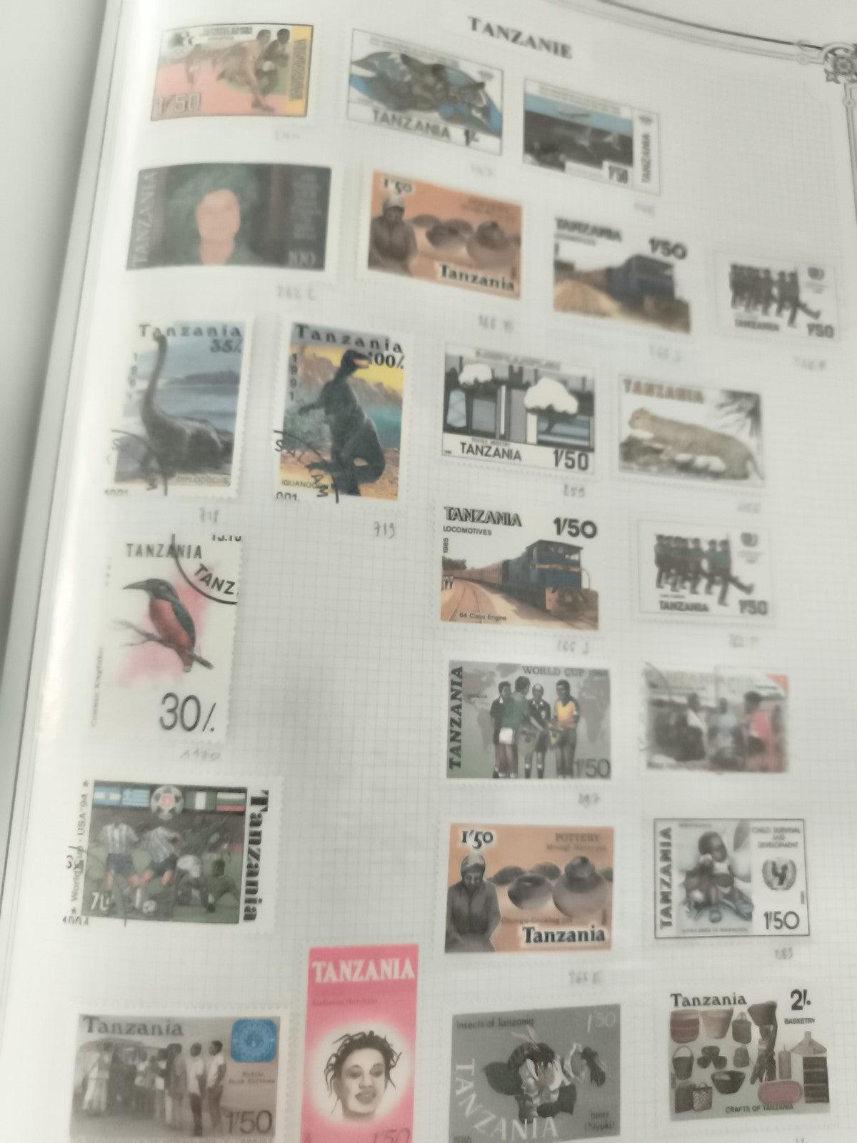 Timbres Tanzanie thématiques faune flore sport locomotives lot philatélie