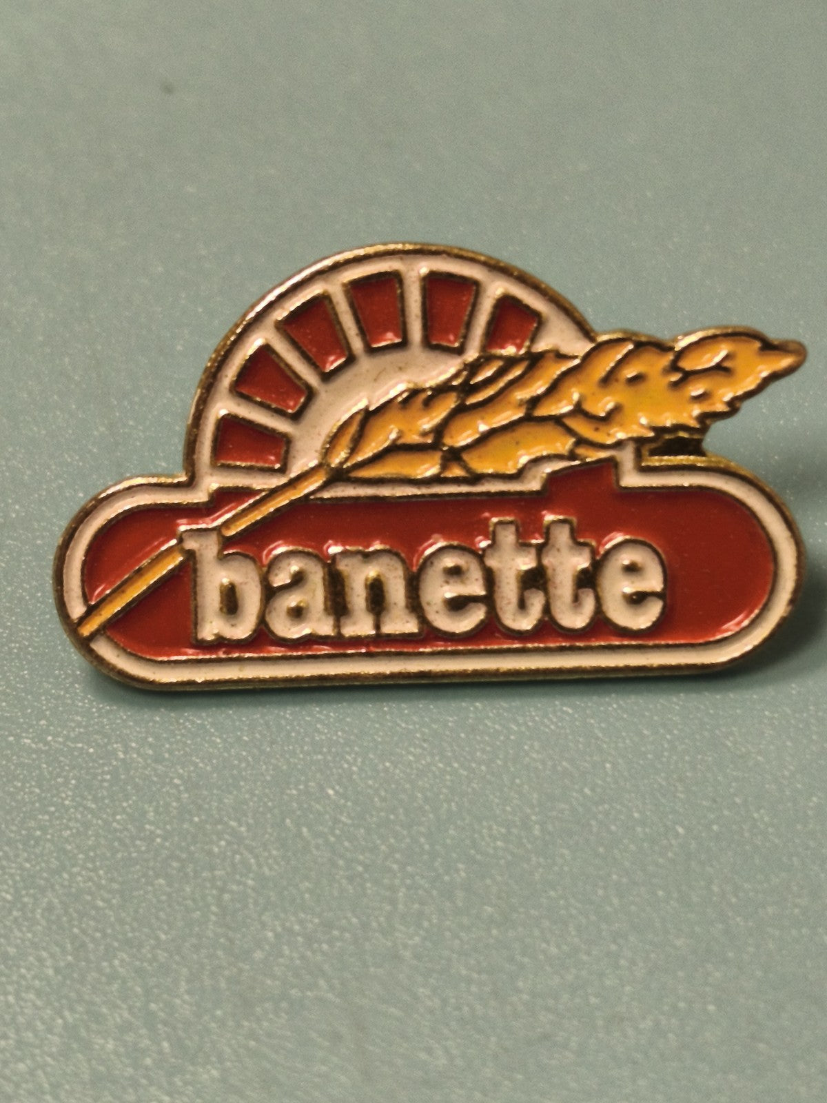 Vintage pin's Banette rouge logo blé boulangerie collection publicitaire