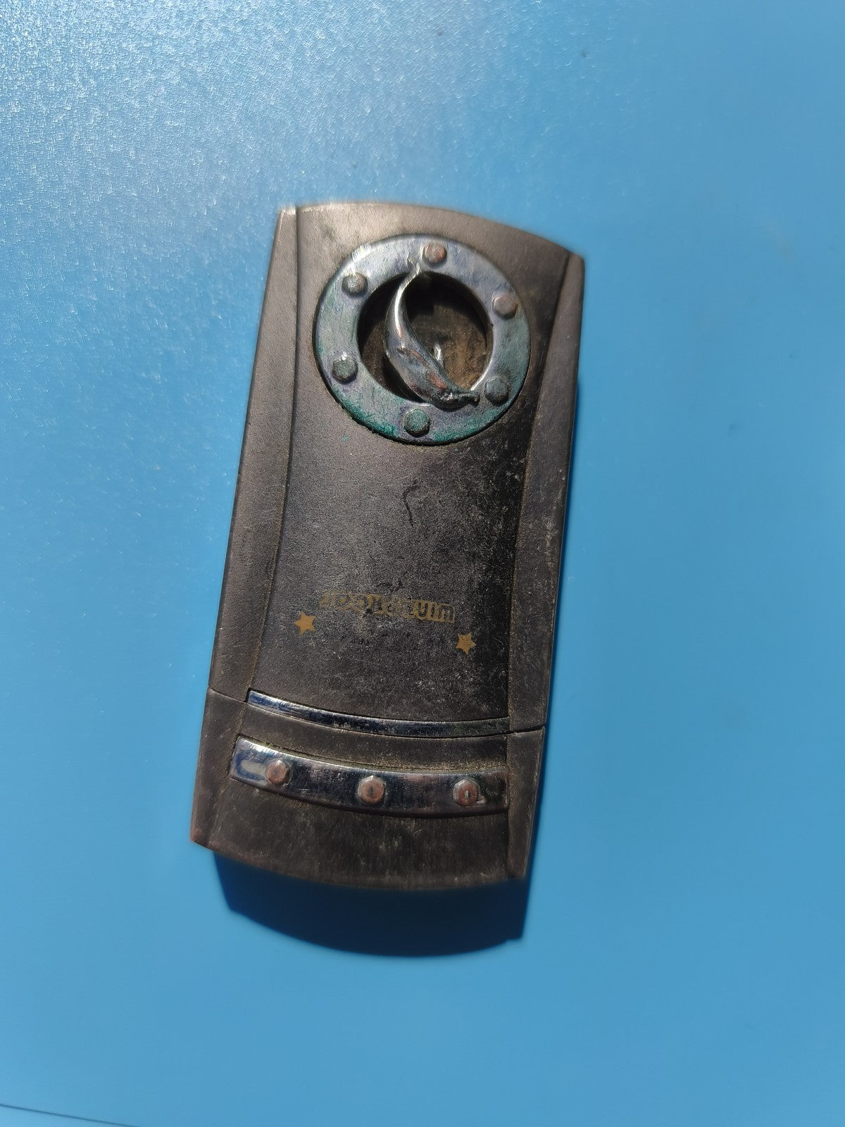 Ancien briquet publicitaire métal noir décor rivets, à restaurer, collection
