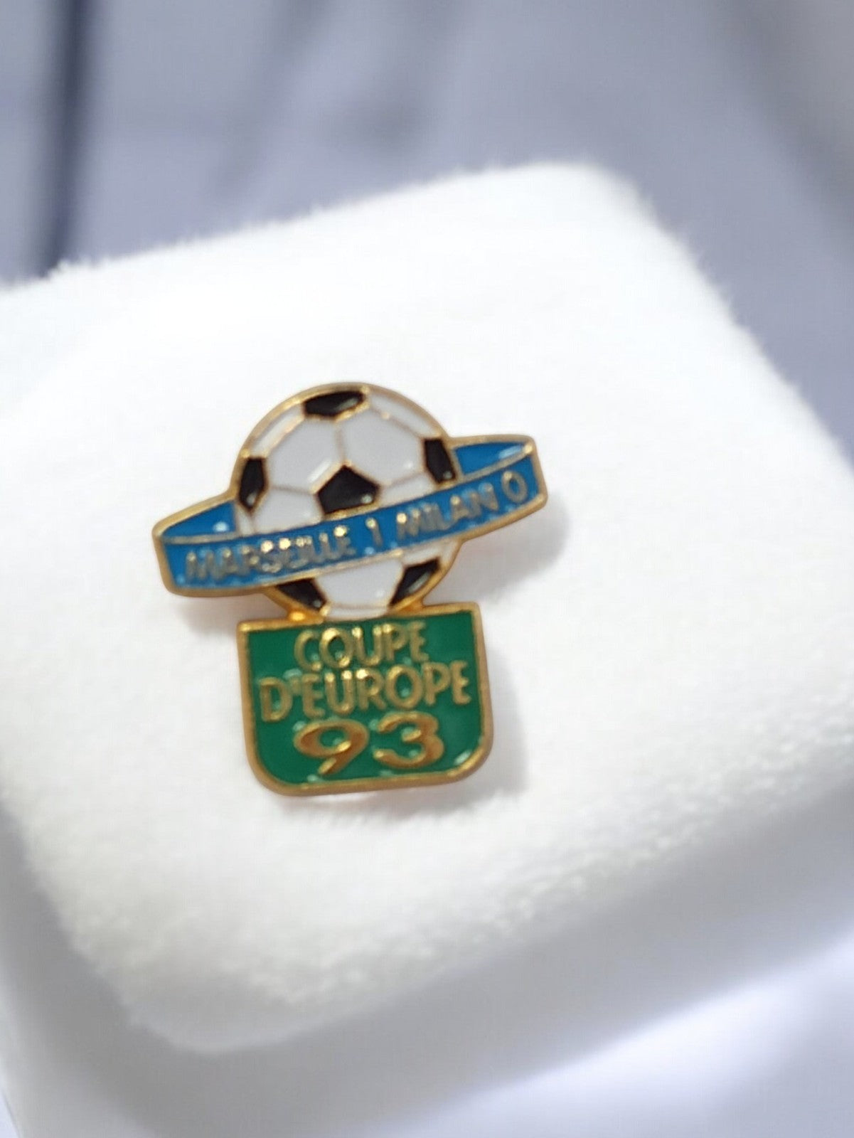 Pin's vintage OM Coupe d'Europe 1993 Marseille Milan football rétro ancien