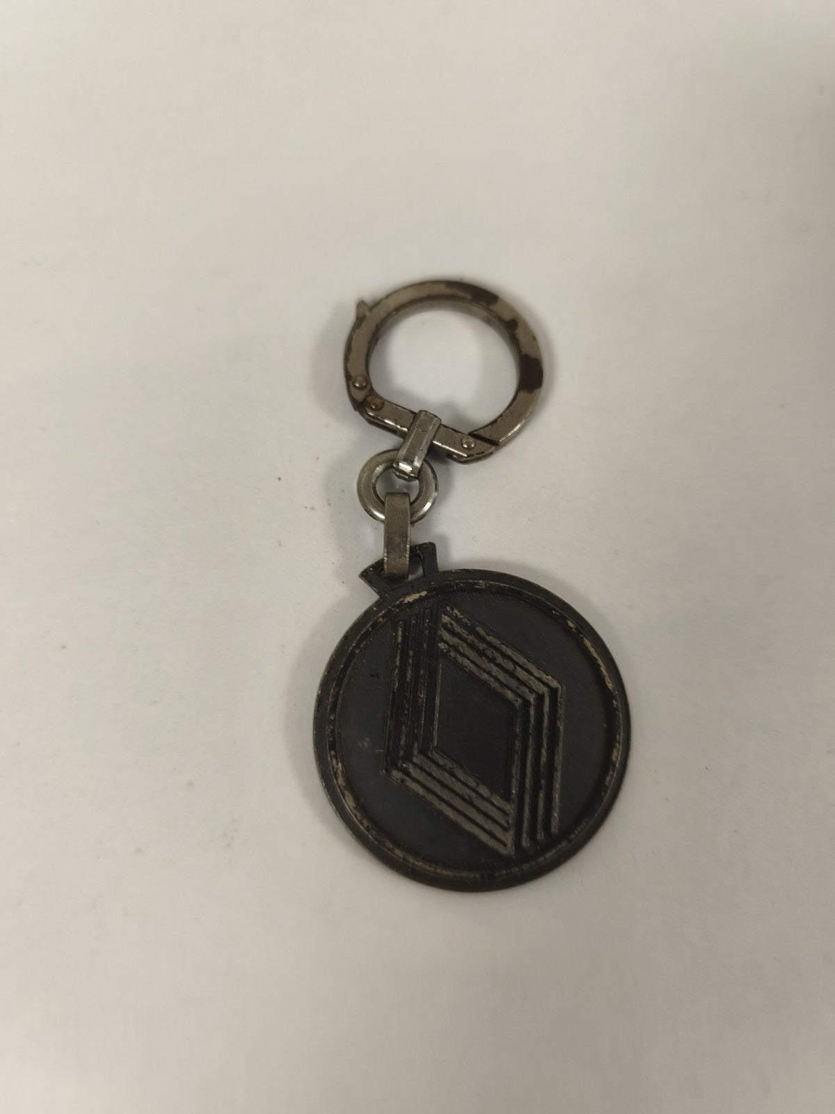 Ancien porte-clés vintage logo losange noir métal collection automobile rétro