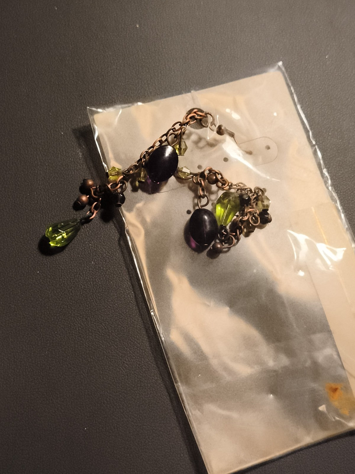 Boucles d'oreilles vintage pendantes chaîne bronze perles vertes violettes deads